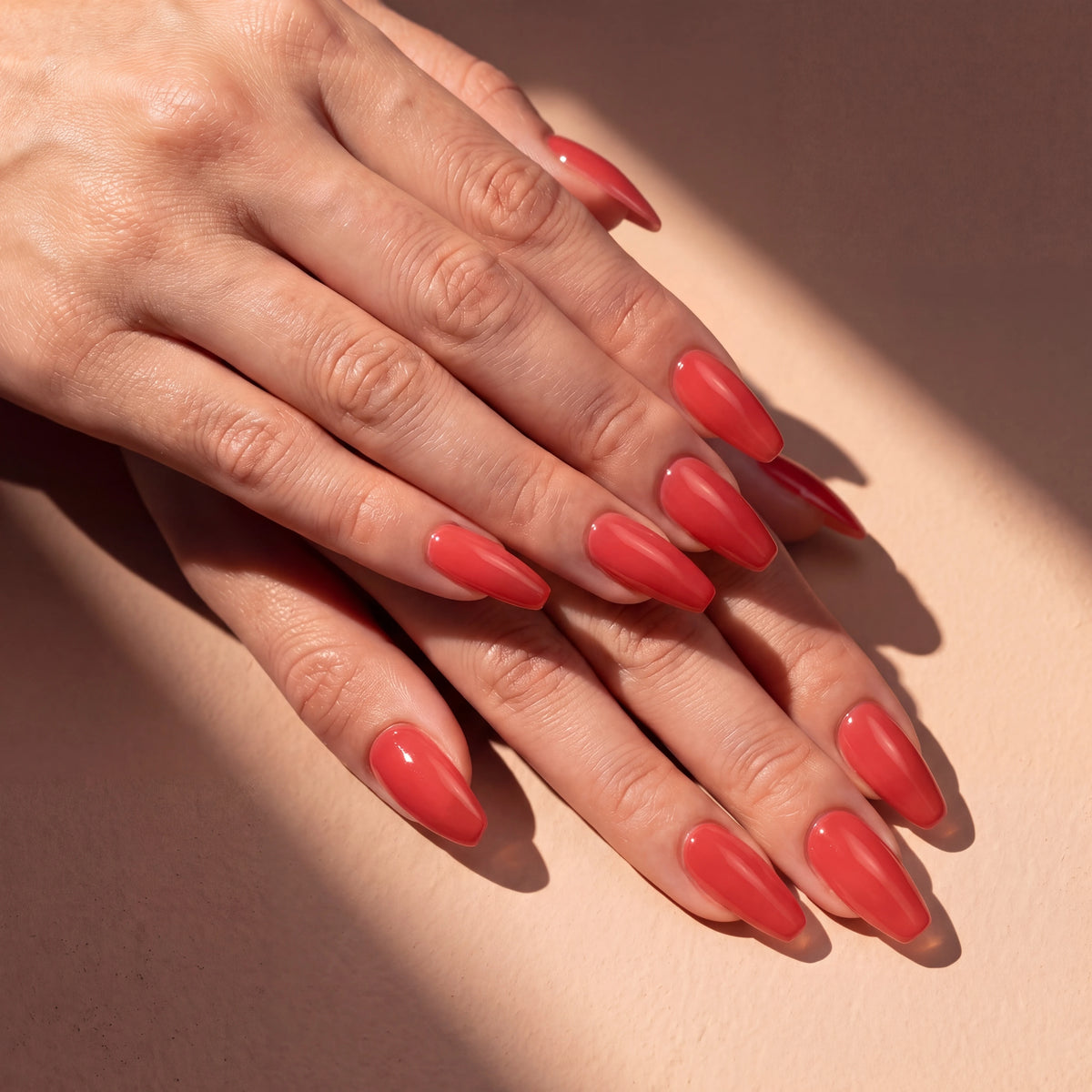 Builder Gel B021 Rouge Capucine Elegelli - coral red nails in sunlight