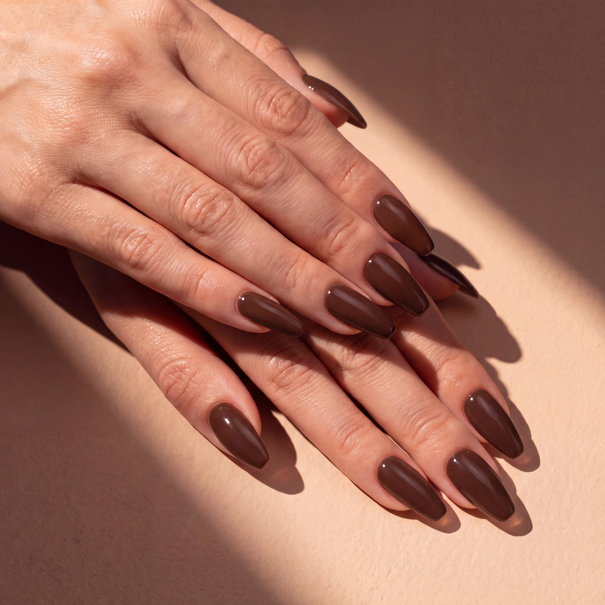 Builder Gel B020 Brun Nomade Elegelli - leather brown nails in sunlight
