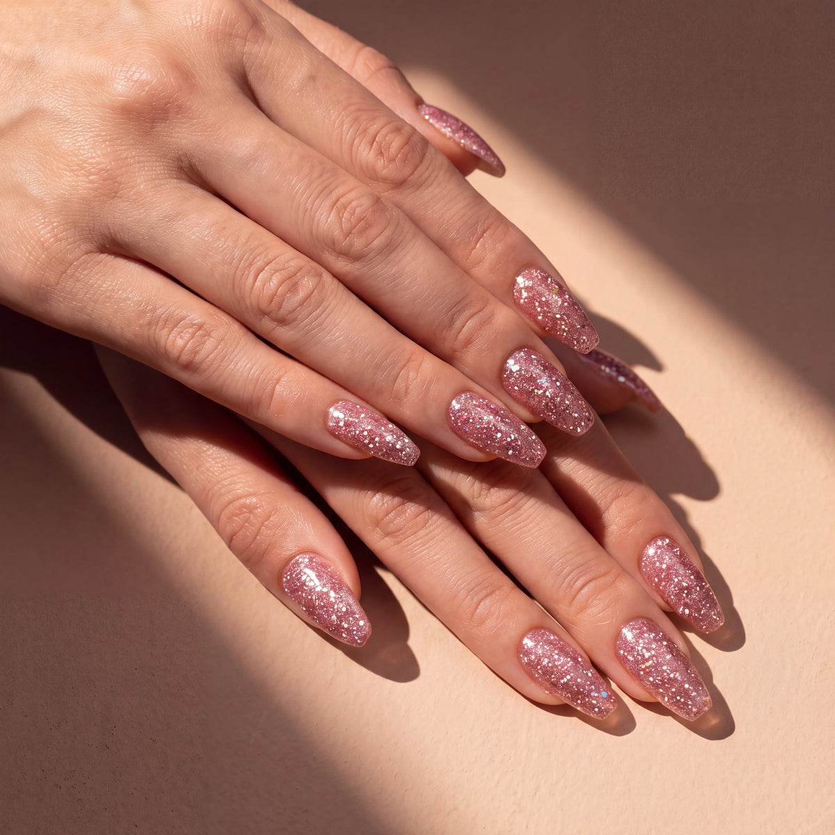 Builder Gel B036 Rose Météore Elegelli - pink glitter nails in sunlight