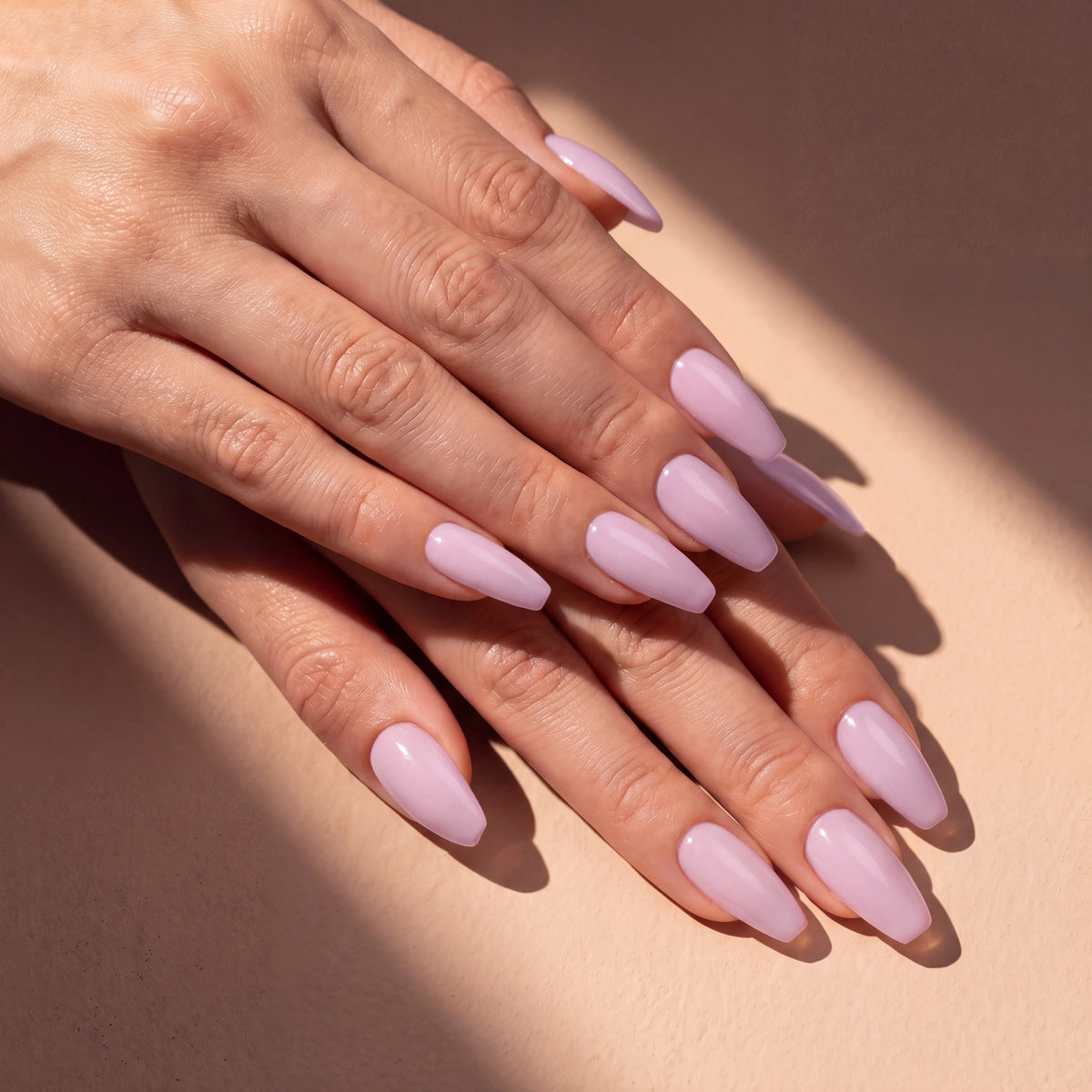 Builder Gel B018 Lilas Vendôme Elegelli - light lilac nails in sunlight