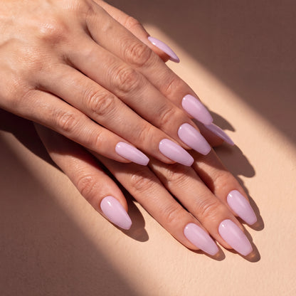 Builder Gel B018 Lilas Vendôme Elegelli - light lilac nails in sunlight