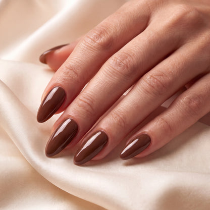 Builder Gel B020 Brun Nomade Elegelli - close-up of leather brown almond nails on silk