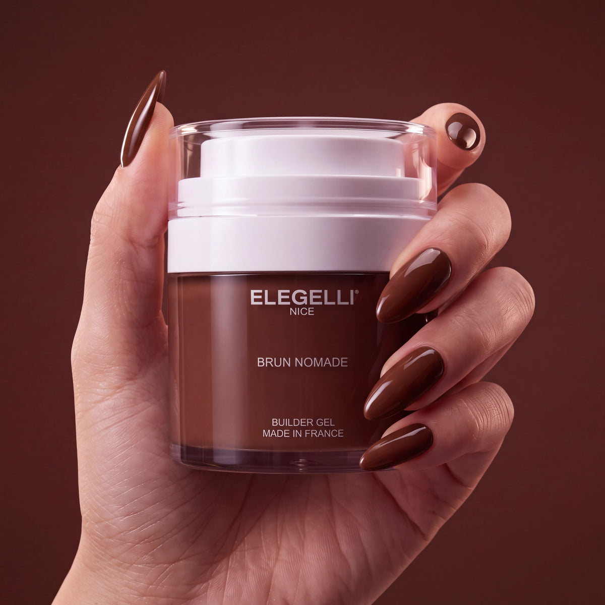 Builder Gel B020 Brun Nomade Elegelli - jar held in hand with Brun Nomade nails