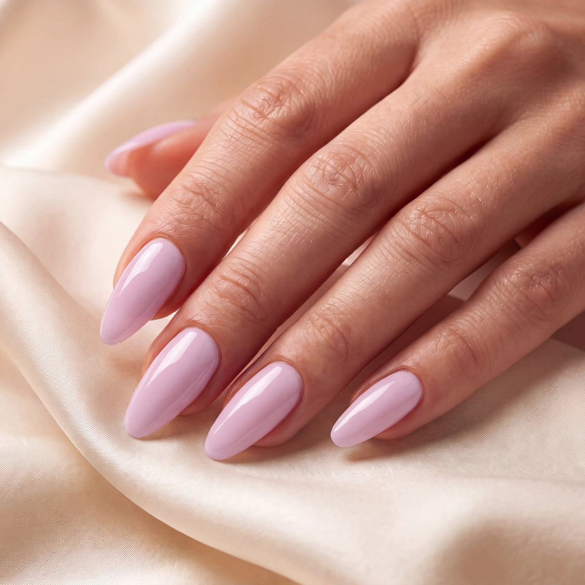 Builder Gel B018 Lilas Vendôme Elegelli - close-up of light lilac almond nails on silk