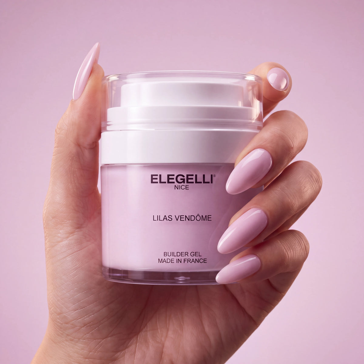 Builder Gel B018 Lilas Vendôme Elegelli - jar held in hand with Lilas Vendôme nails