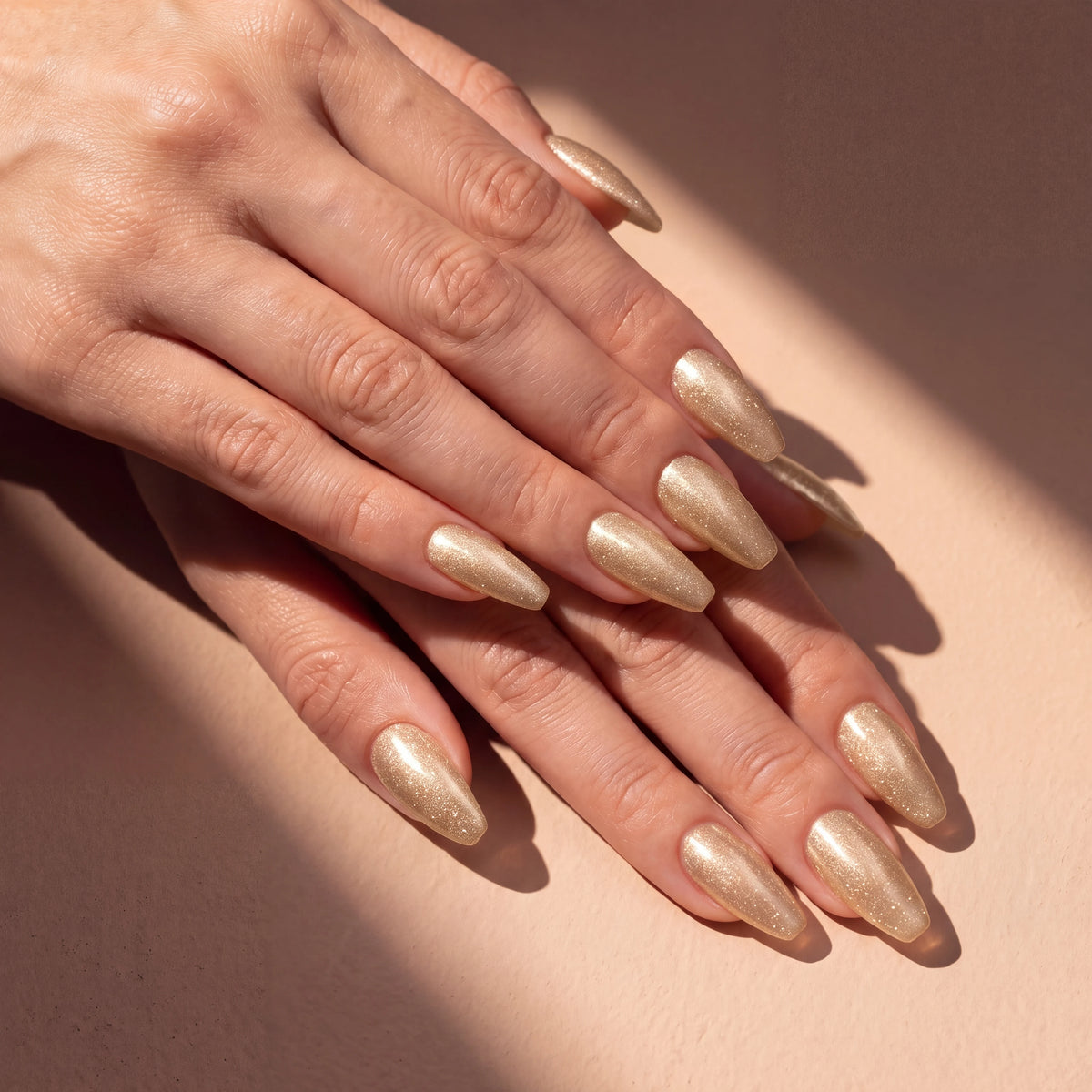 Builder Gel B030 Or Solaire Elegelli - champagne gold shimmer nails in sunlight