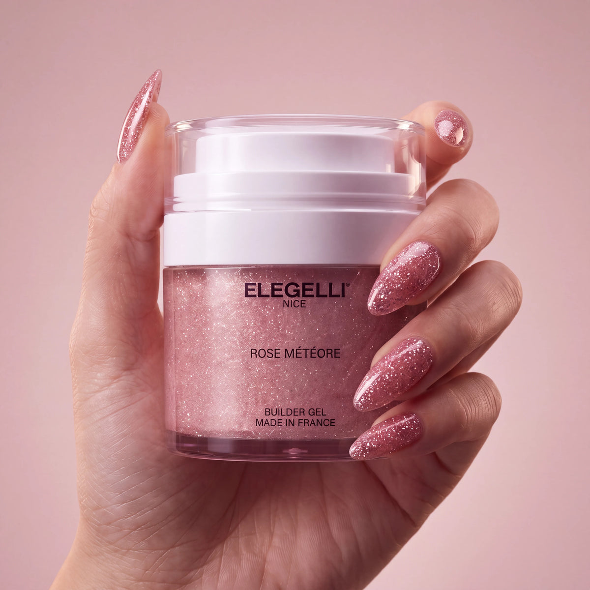 Builder Gel B036 Rose Météore Elegelli - jar held in hand with Rose Météore nails