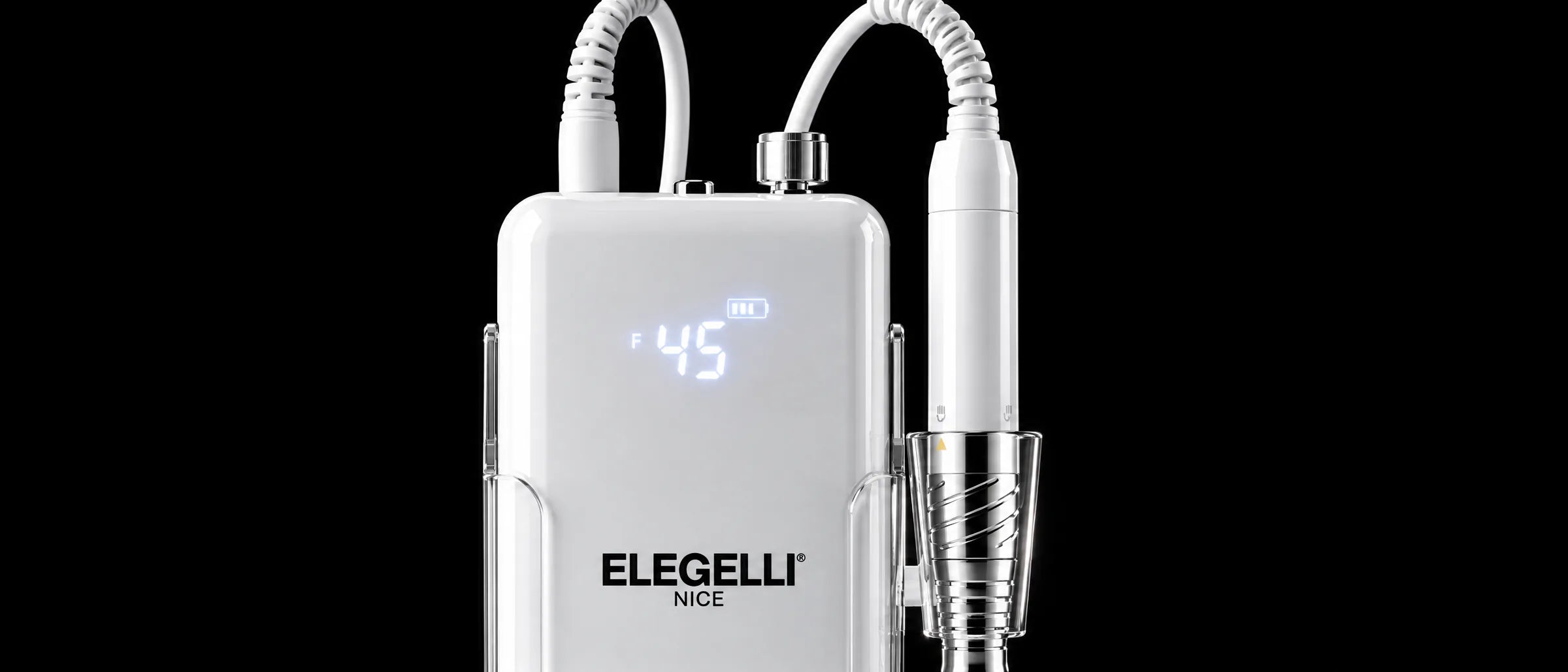 De nagelfrees Elegelli Nice in het laadstation op zwart glas in een donkere studio, met verlicht display